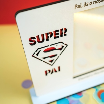 Placa decorativa com palavra SUPER e símbolo do Superman em relevo vermelho