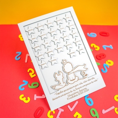 Placa branca personalizada com estrelas e nomes, desenho do Pequeno Príncipe e raposa, fundo colorido com números.
