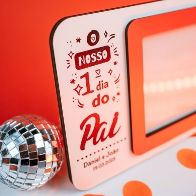 Convite em cartão branco com texto vermelho e bola de discoteca prateada