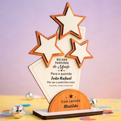 Troféu decorativo em madeira com estrelas e mensagem personalizada em português