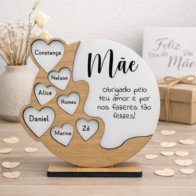 Objeto decorativo de madeira com corações e mensagem para mãe