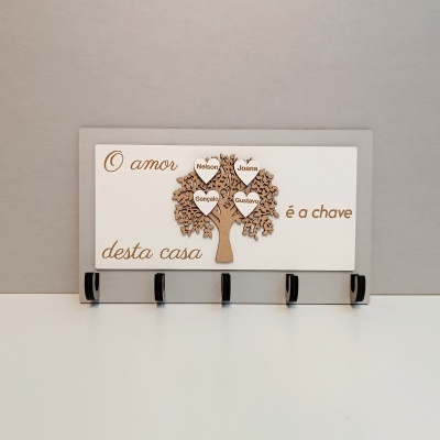 Cabideiro de parede com cinco ganchos e placa decorativa com árvore e corações com nomes