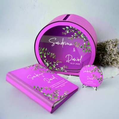 Conjunto rosa com caixa redonda, livro e objeto redondo decorados com folhagem verde e texto branco Sandrina & Daniel 19.07.2025