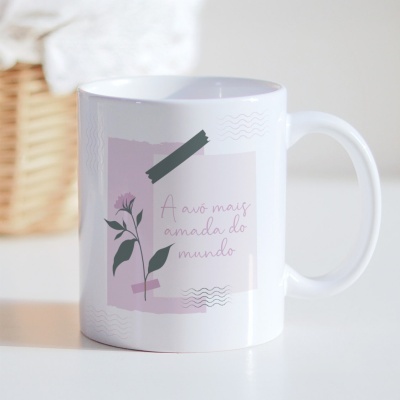 Caneca branca com design floral e texto em português