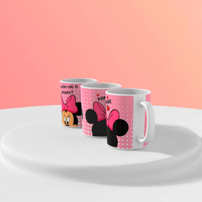 Conjunto de canecas de cerâmica decoradas com Minnie e laço rosa em fundo rosa com bolinhas brancas.