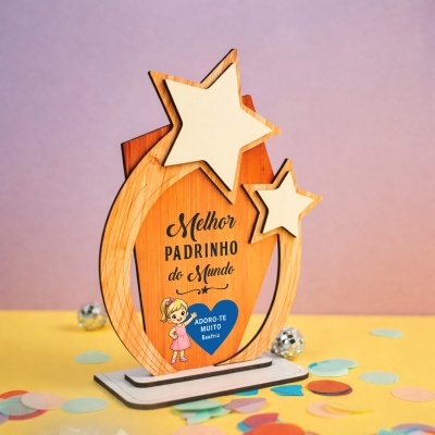 Troféu de madeira com texto personalizado para padrinho em fundo colorido.