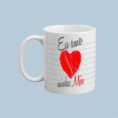 Caneca branca com design de folha pautada e texto Eu amo minha Mãe