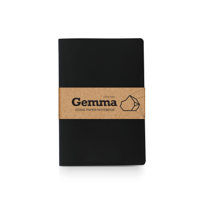 Caderno preto com faixa de papel kraft com texto e desenho geométrico