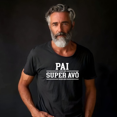 Homem de meia-idade com t-shirt preta com texto branco frente em fundo escuro