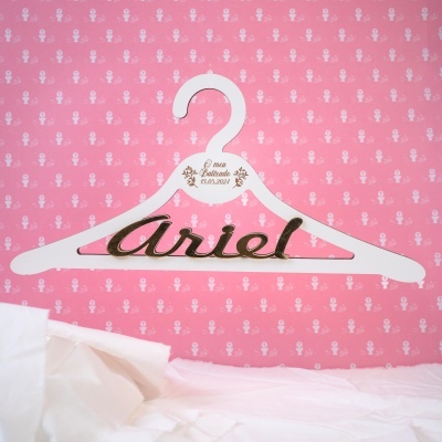 Cabide branco de madeira personalizado com nome Ariel e texto O meu Batizado 15.08.2024