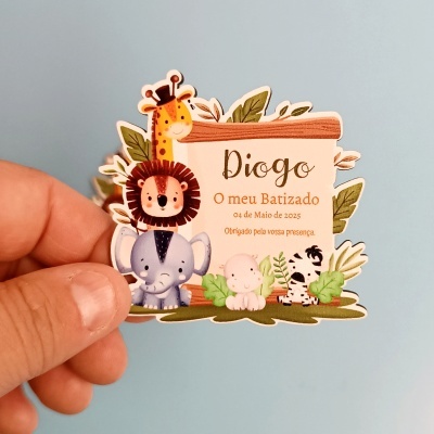 Convite de batizado com ilustrações de animais e texto em português