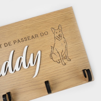 Placa de madeira clara com texto gravado e desenho de cão sentado