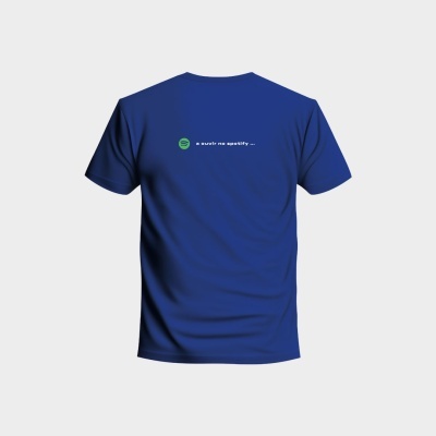 T-shirt azul com frase sobre Spotify na parte de trás