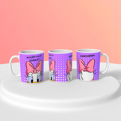 Três canecas lilás com bolinhas brancas e ilustração da Margarida e texto em português.