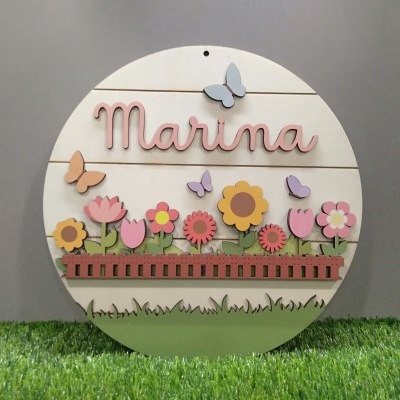 Placa decorativa branca redonda com flores, borboletas e texto Marina