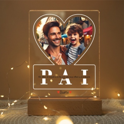 Placa decorativa transparente com foto e texto Pai e Duarte em base de madeira iluminada