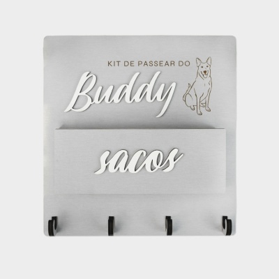 Painel cinzento com texto KIT DE PASSEAR DO Buddy sacos e desenho de cão com quatro ganchos pretos