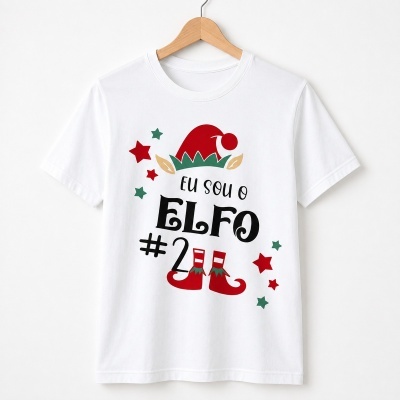 T-shirt branca com estampado natalício de elfo e texto em preto.