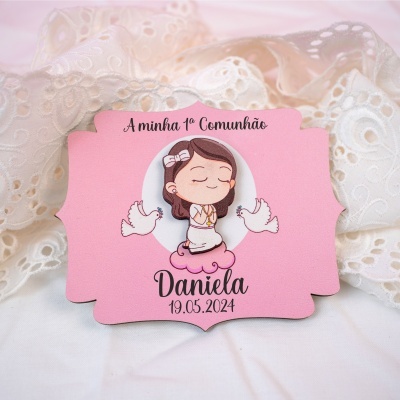 Cartão cor-de-rosa para primeira comunhão com desenho de menina a rezar e texto A minha 1ª Comunhão Daniela 19.05.2024