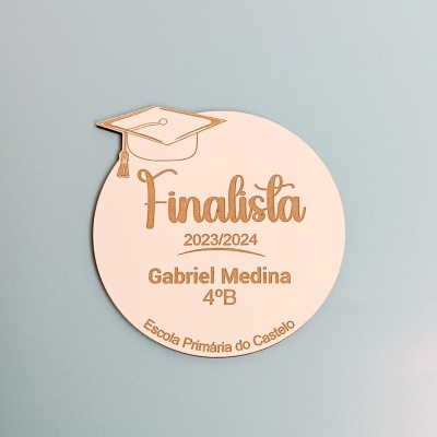 Cartão redondo claro com texto dourado e chapéu de graduado