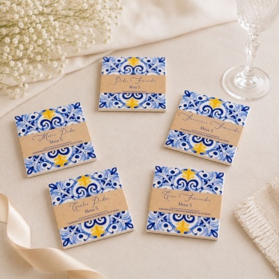 Azulejos decorativos azuis com etiquetas de nomes para mesas de casamento