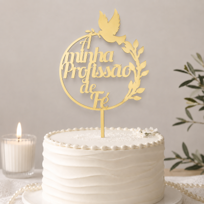 Topo de bolo dourado com texto e decoração de pomba e folhas sobre bolo branco