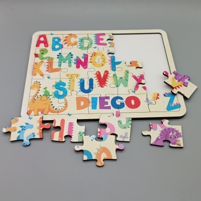 Puzzle infantil de madeira com letras coloridas e dinossauros