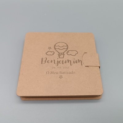 Convite em cartão kraft castanho para batizado de Benjamin com data e ilustração de balão e nuvens