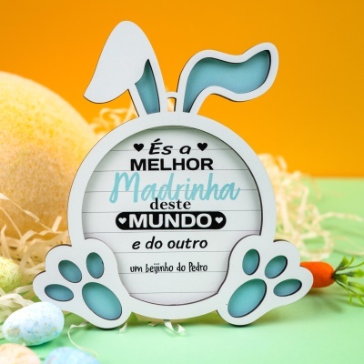 Placa decorativa em forma de coelho com texto em português