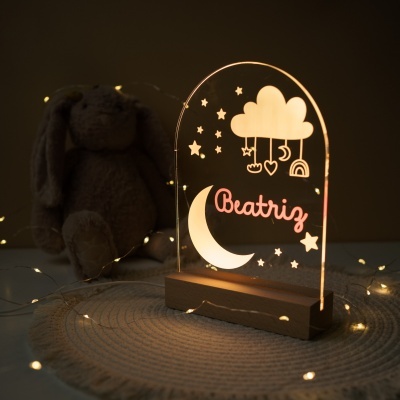 Lâmpada acrílica personalizada com nome Beatriz e decoração de nuvem, estrelas e lua com peluche castanho ao fundo