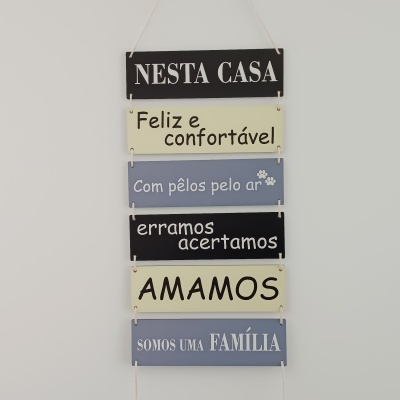 Painel decorativo com placas de madeira e texto em português