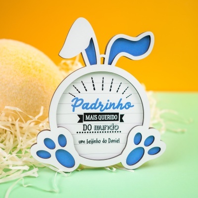Objeto decorativo em forma de coelho branco com interior azul e texto impresso