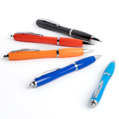 Canetas esferográficas coloridas com detalhes metálicos em superfície branca