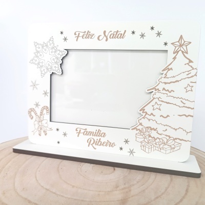 Moldura de fotografia branca com decoração de Natal e texto Feliz Natal e Familia Ribeiro.