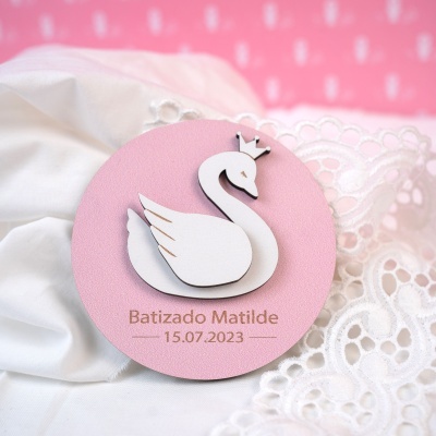 Decoração rosa com cisne branco e texto Batizado Matilde 15.07.2023 em fundo branco com renda