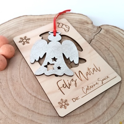 Enfeite de Natal em madeira clara com anjo prateado e texto Feliz Natal