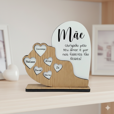 Objeto decorativo em forma de coração com nomes e texto de agradecimento à mãe