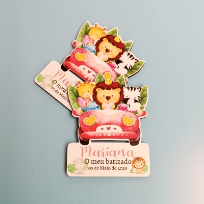 Cartão convite batizado com animais em carro rosa e texto personalizado