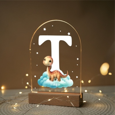 Objeto decorativo com letra T, dinossauro e nome Tiago