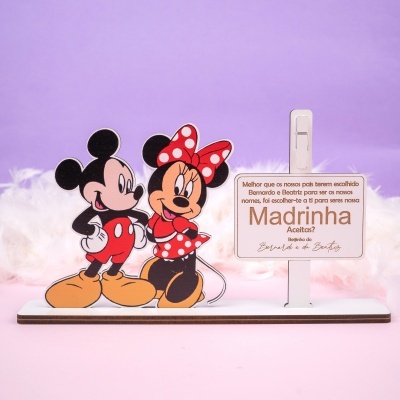 Figura decorativa de Mickey e Minnie com placa em português