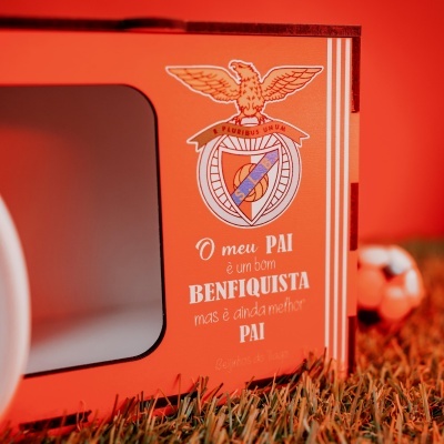 Frente laranja de suporte de caneca com emblema SL Benfica e texto em português