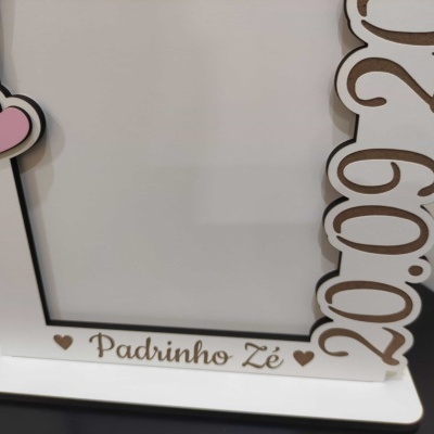 Moldura branca com corações rosa e inscrição Padrinho Zé 2020 em madeira