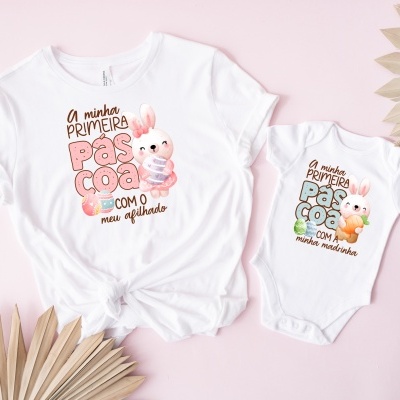 Conjunto t-shirt branca e body bebê com estampa de Páscoa e texto em português.