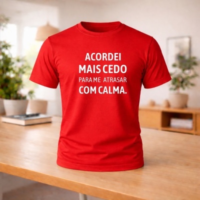 T-shirt vermelha com texto branco em fundo interior de sala