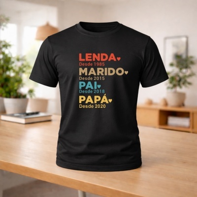 T-shirt preta com texto colorido e ambiente interior com plantas