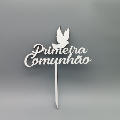Decoração de madeira branca com pomba e texto Primeira Comunhão