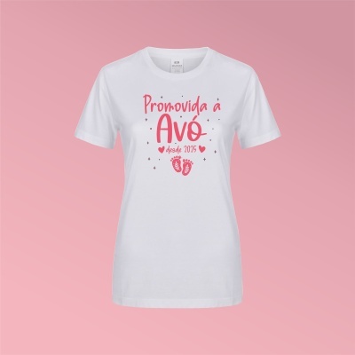 T-shirt branca com estampado rosa e preto com texto e decorações