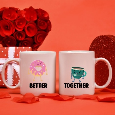 Duas canecas brancas com desenhos e texto BETTER e TOGETHER em fundo vermelho decorado