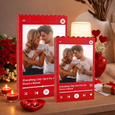Duas molduras vermelhas em formato de bloco com foto de casal e texto personalizado em ambiente romântico.