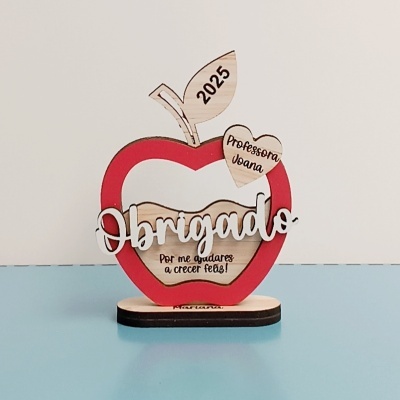 Produto decorativo de madeira em forma de maçã com texto de agradecimento